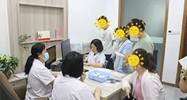 白癜风医生坐诊图